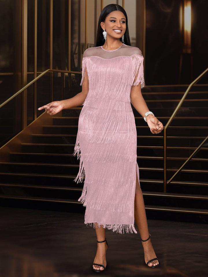 Seitliche Aufnahme: Glamouröses Damen Fransenkleid, schulterfrei, ideal für besondere Anlässe.