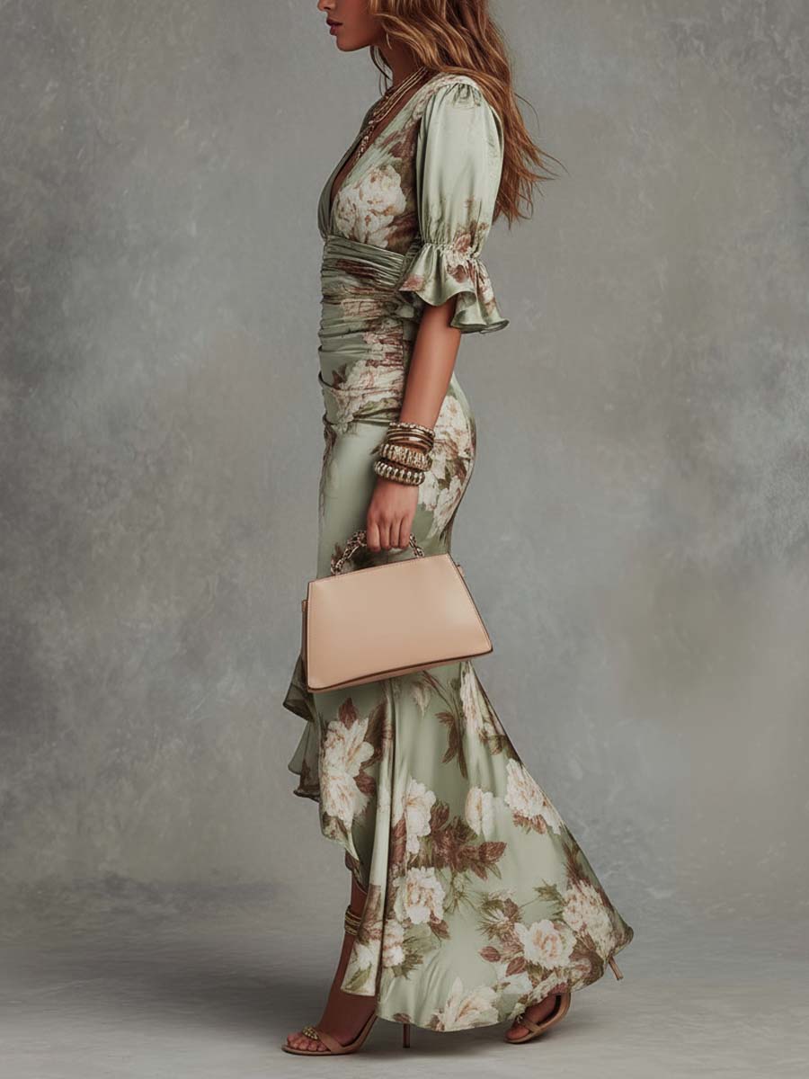 Fließendes Damen Maxikleid in Grün mit Blumenmuster. Perfektes Sommerkleid mit V-Ausschnitt für feminine Eleganz.