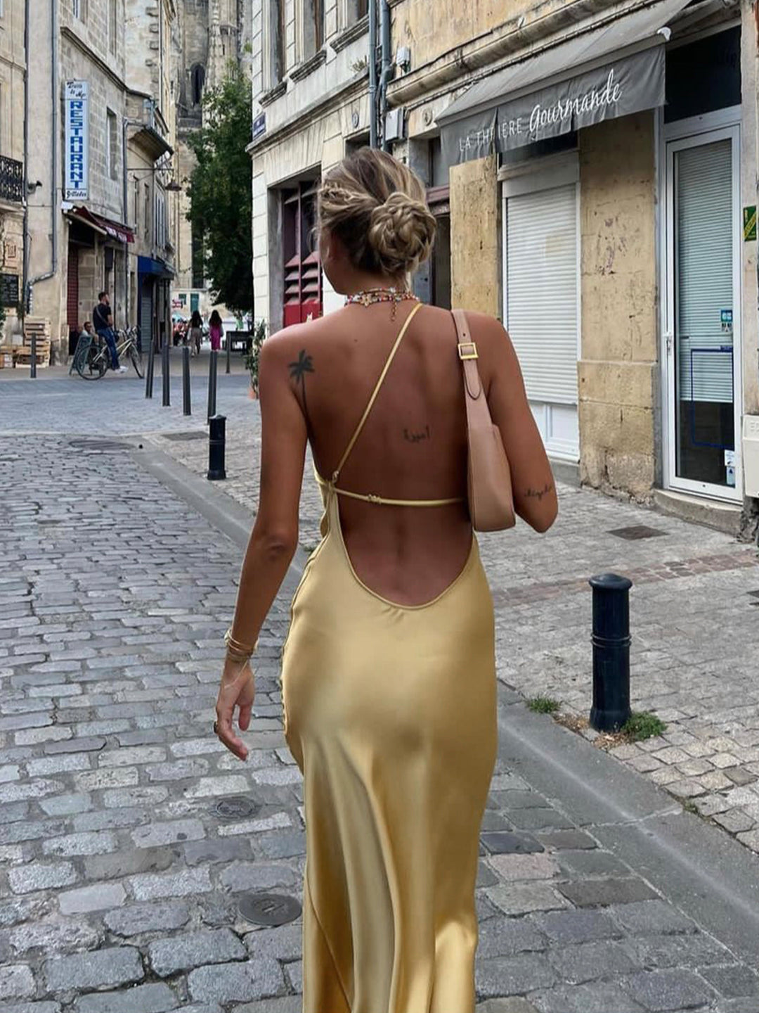 Damen elegantes Maxikleid mit Rückenschlitz für festliche Anlässe.