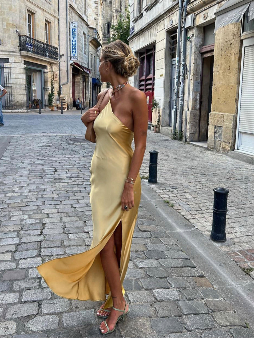 Modernes Maxikleid mit Rückenschlitz, perfekt für einen eleganten Auftritt.