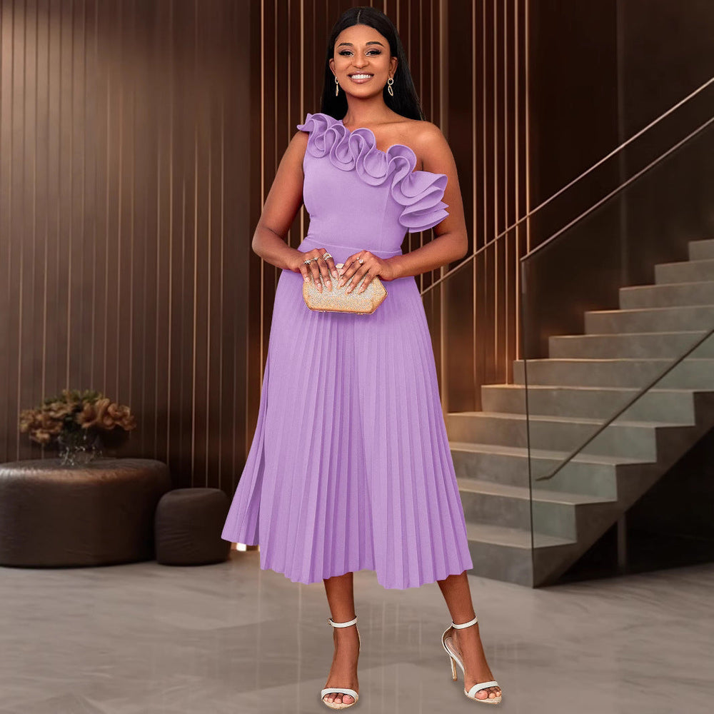 Elegantes Damen-Midi-Kleid mit auffälligem asymmetrischen Rüschen-Dekolleté; perfekt als Abendkleid.