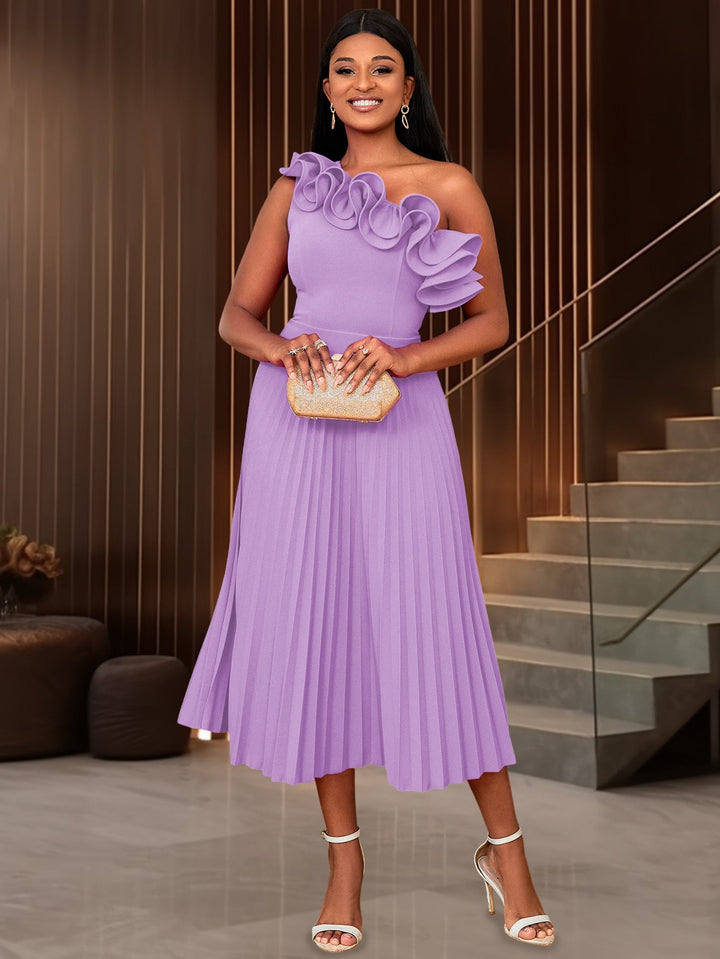 Sommerliches, elegantes Damen-Midi-Kleid mit fließendem Stoff und asymmetrischem Rüschen-Ausschnitt.