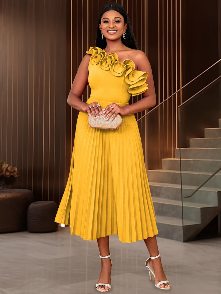 Gesamtansicht des eleganten Damen-Midi-Kleides mit asymmetrischem Rüschen-Ausschnitt; ideal für festliche Mode.