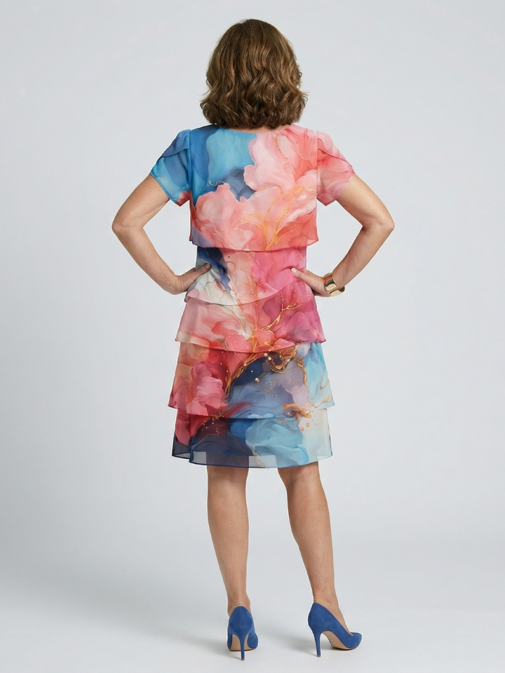 Kurzärmeliges, gestuftes Damen Midikleid mit auffälligem Marmor-Blumenprint und Rundhalsausschnitt.