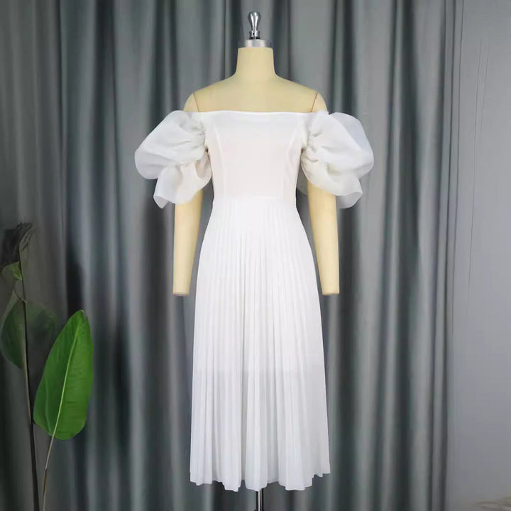 Stilvolles Damen Midikleid mit Off-Shoulder Puffärmeln und gerafftem Plisseerock, ideal für den Sommer.