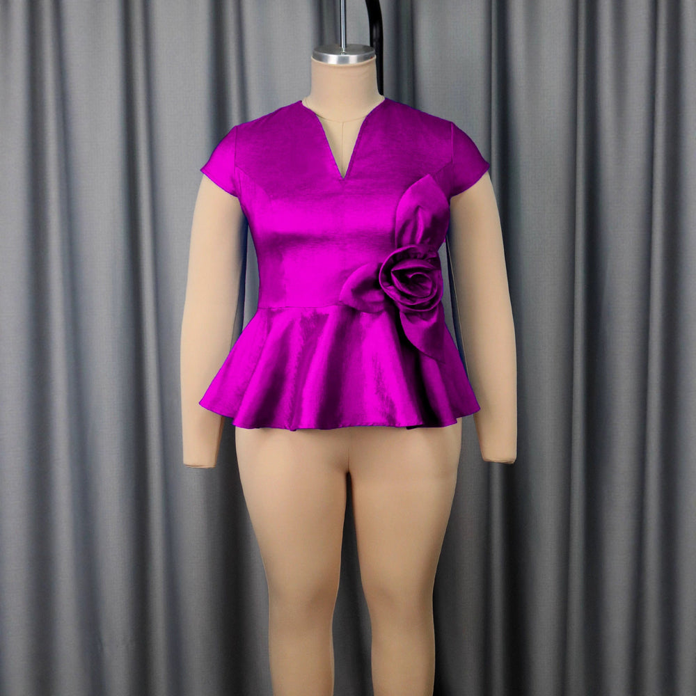 Stylisches Damen Peplum Oberteil, weiß mit lebhaftem Blumenmuster, Stehkragen, Kurzarm, elegant geschnitten.