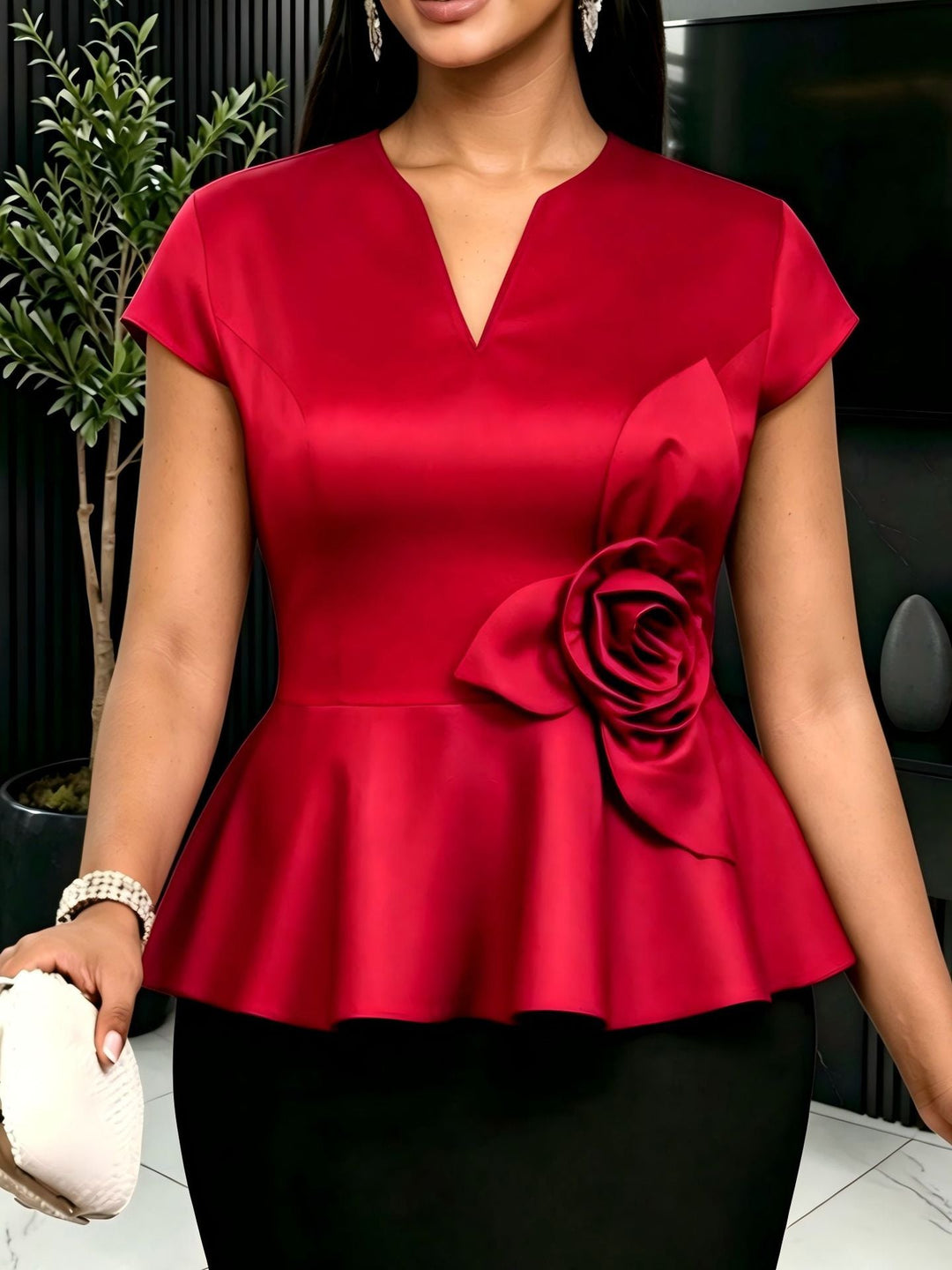 Chic Damen Oberteil, Peplum-Stil, weiß-blaues Blumenmuster, Stehkragen, Kurzarm, vielseitig für festliche Looks.
