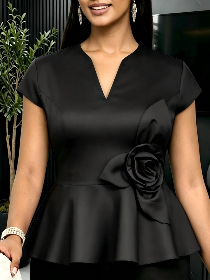 Damenmode: Elegantes Peplum Oberteil mit glattem Stoff, blauem Blumenprint auf Weiß, Stehkragen, Kurzarm.