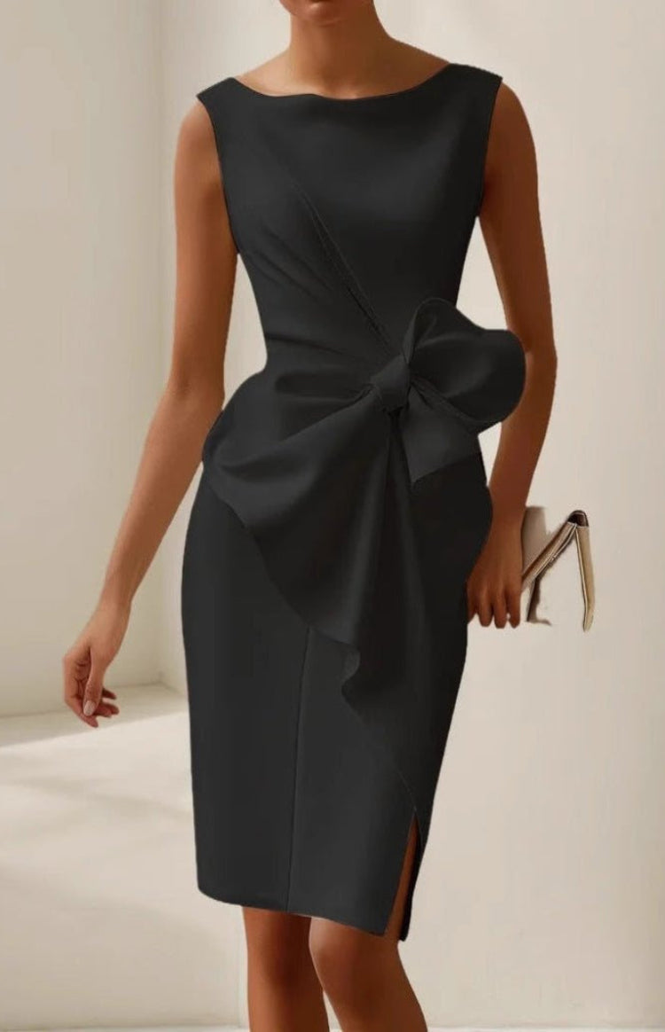 Knielanges ärmelloses Damen Cocktailkleid "Stephanie", tailliert, mit Bootsausschnitt und charmanter Rückenschleife.