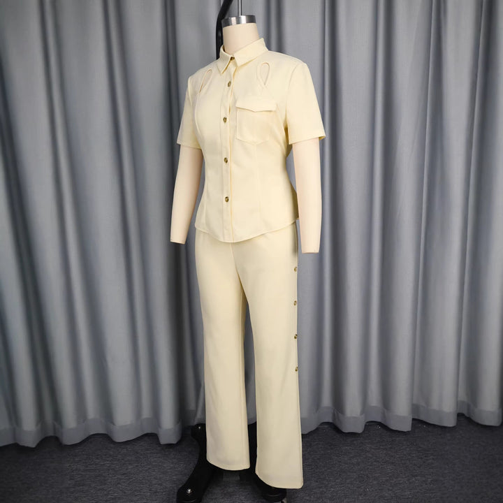 Festliches Damen Outfit: Figurbetontes Cut-Out Oberteil und elegante schmale Hose. Perfekt für Abendmode.