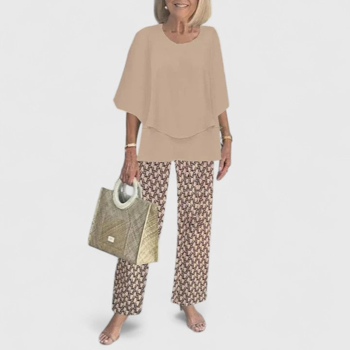 Modernes Damen Fashion Ensemble, setzt stilvolle Akzente & betont die weibliche Eleganz.