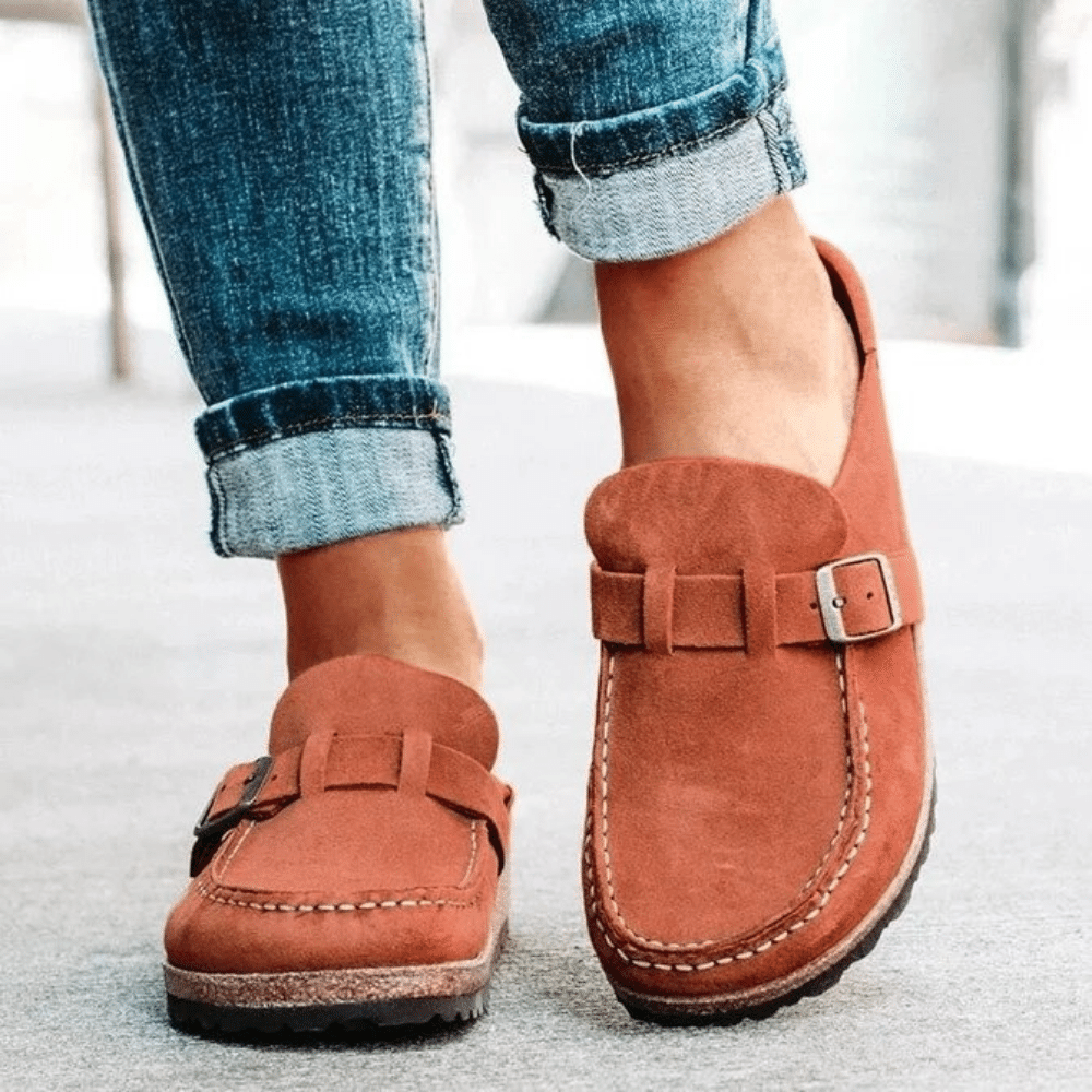 Detailansicht der Sohle von ergonomischen Damen Keilsandalen mit Fußgewölbestütze. Komfortschuhe.