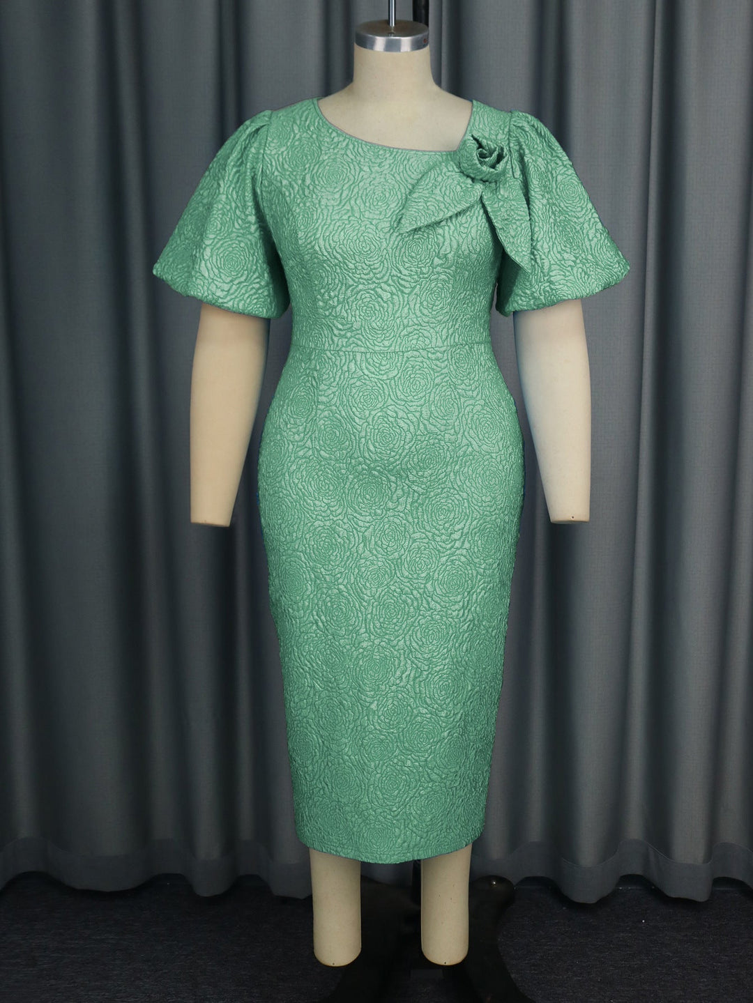 Elegantes Damen Etuikleid mit Puffärmeln & Blumen, figurbetont, für stilvolle Abend- & Party-Looks.