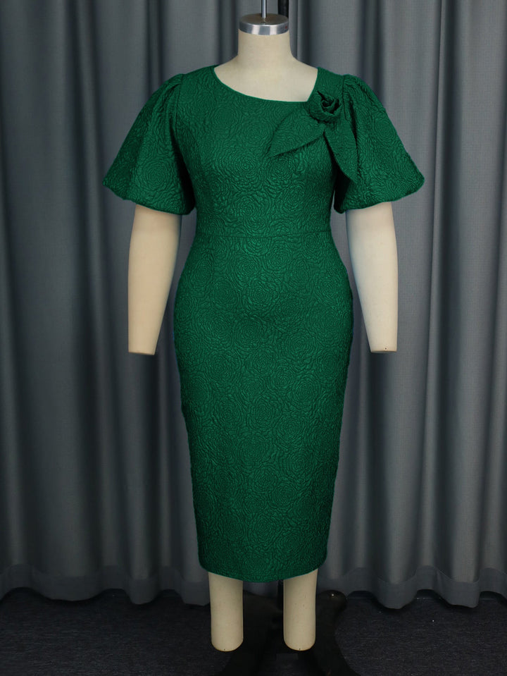 Elegantes festliches Etuikleid für Damen mit Puffärmeln und zarten Blumenapplikationen.