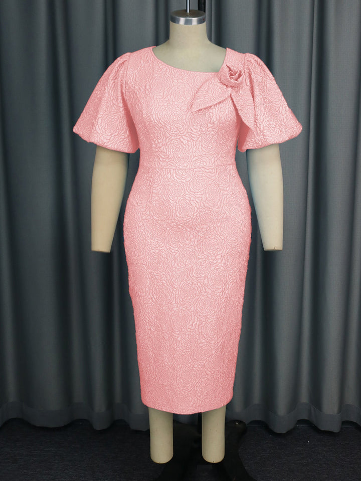 Stilvolles Abendkleid / Cocktailkleid, figurbetont, mit Puffärmeln und floraler Verzierung.