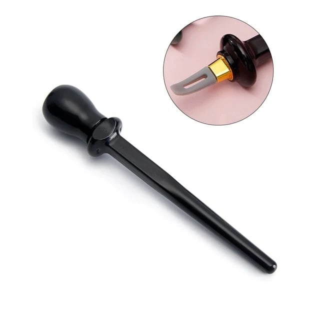 Nahaufnahme des Eyeliner Stiftes, zeigt die präzise Spitze für makellose Augenlinien.