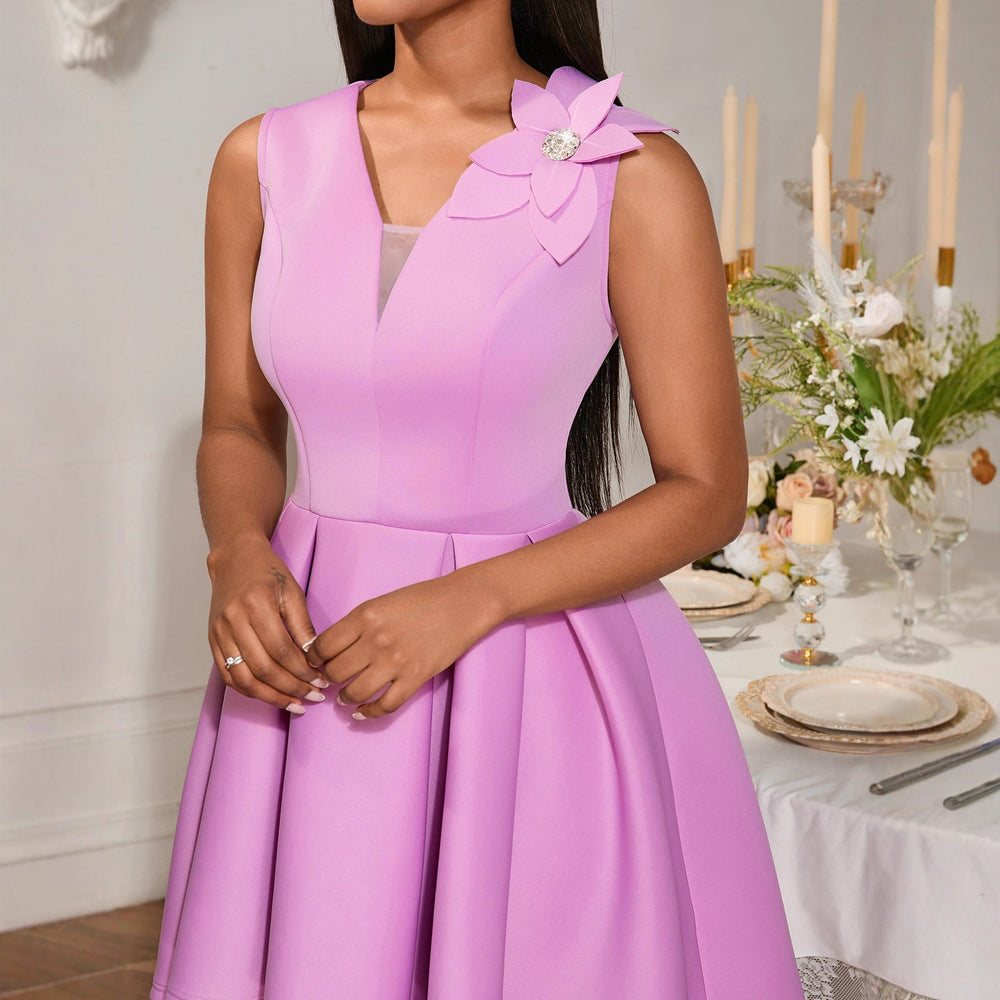 Elegantes Damen Partykleid in A-Linie, kurz mit floralem Akzent, perfekt für festliche Anlässe Frühling/Sommer.