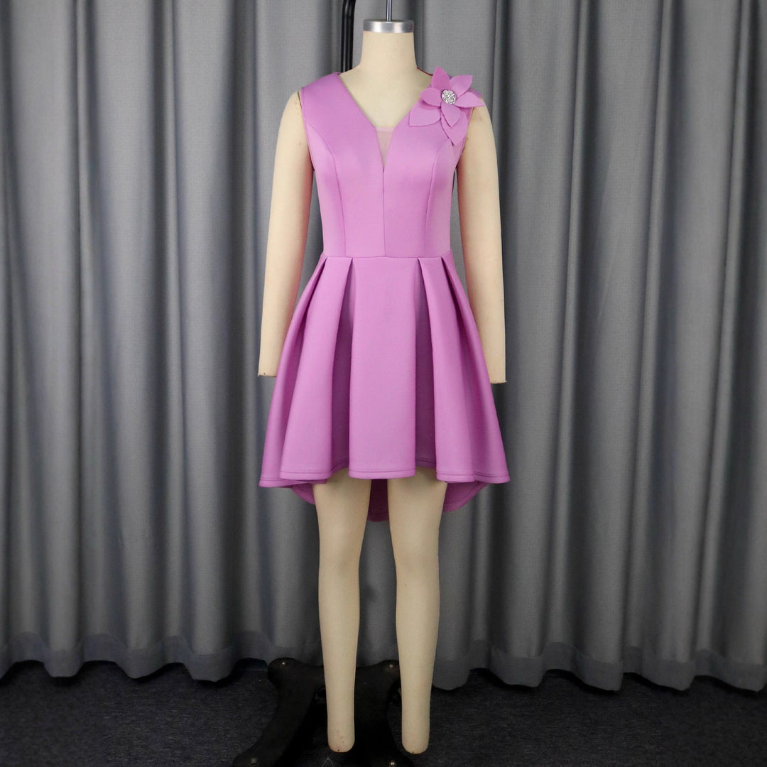 Kurzes Damen A-Linien Kleid mit lebhaftem Blumenmuster und tiefem V-Ausschnitt, festlich & elegant für besondere Tage.