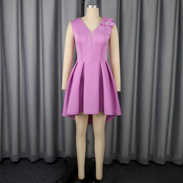 Kurzes Damen A-Linien Kleid mit lebhaftem Blumenmuster und tiefem V-Ausschnitt, festlich & elegant für besondere Tage.