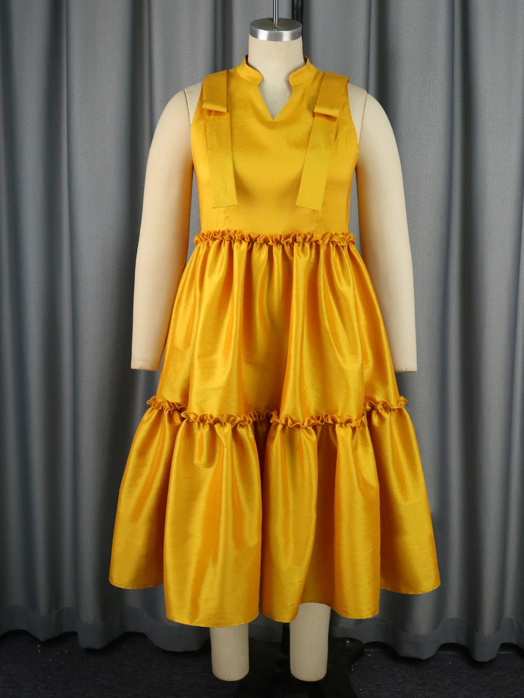 Elegantes gelbes Damen Midikleid mit V-Ausschnitt und zarten Rüschen, perfekt für festliche Anlässe.