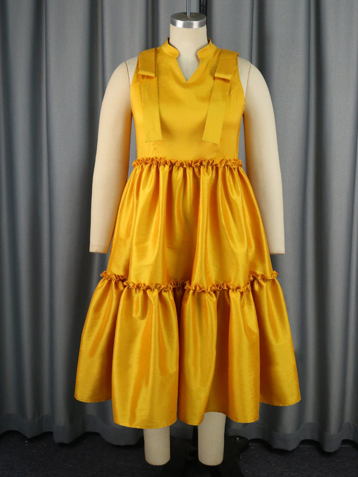 Elegantes gelbes Damen Midikleid mit V-Ausschnitt und zarten Rüschen, perfekt für festliche Anlässe.