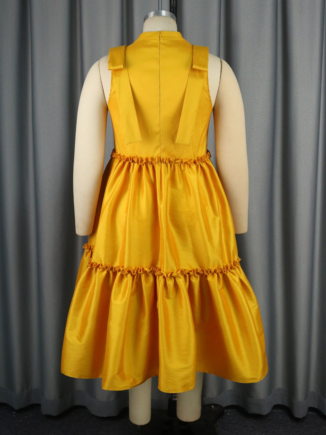 Festliches Rüschenkleid für Damen, gelb, knielang, mit schickem V-Ausschnitt. Ein stilvolles Abend- oder Partykleid.