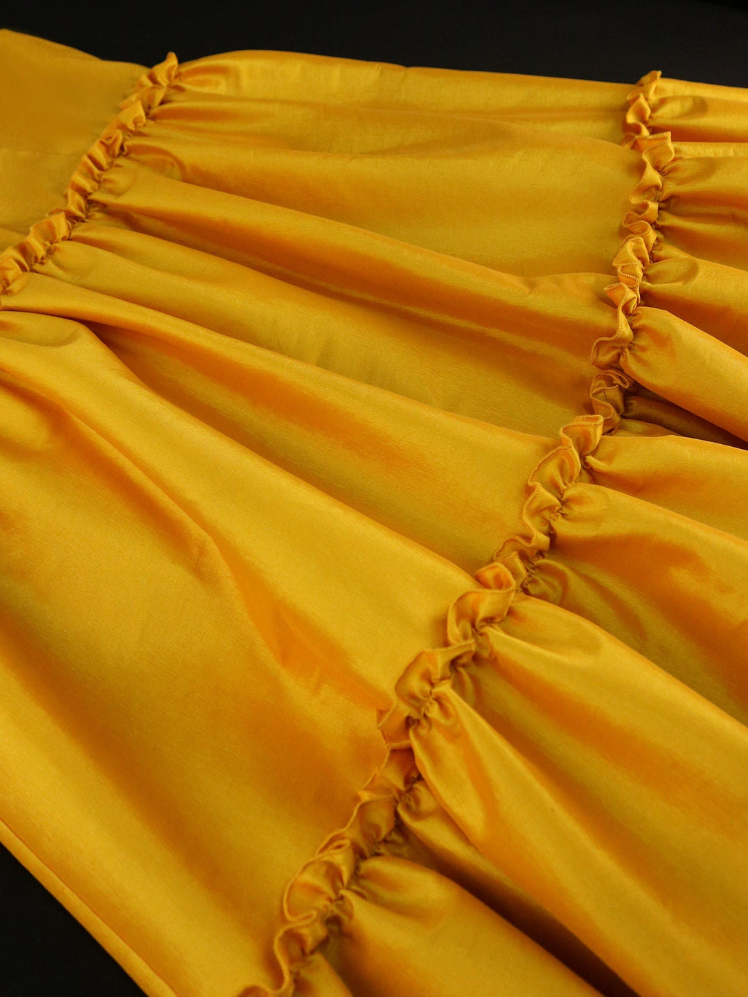 Modernes gelbes Cocktailkleid für Frauen mit femininem V-Ausschnitt und raffinierten Rüschen. Für besondere Abende.