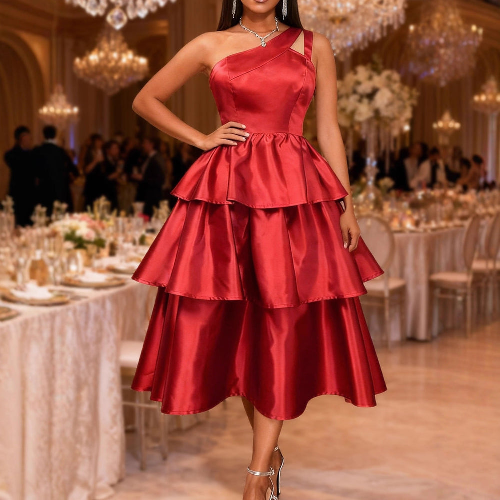 Elegantes Damen Partykleid mit Wickeldetail und auffälligem Rüschendesign. Stilvolles Abendkleid für glamouröse Feste.
