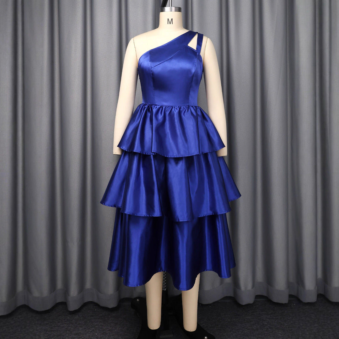 Feminines Langarm Wickelkleid in festlichem Design mit dramatischen Rüschen. Perfekt für elegante Abende und Partys.