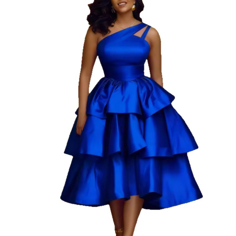 Damen-Abendkleid mit elegantem Wickelschnitt und markantem Rüschensaum. Ein stilvolles Kleid für besondere Momente.