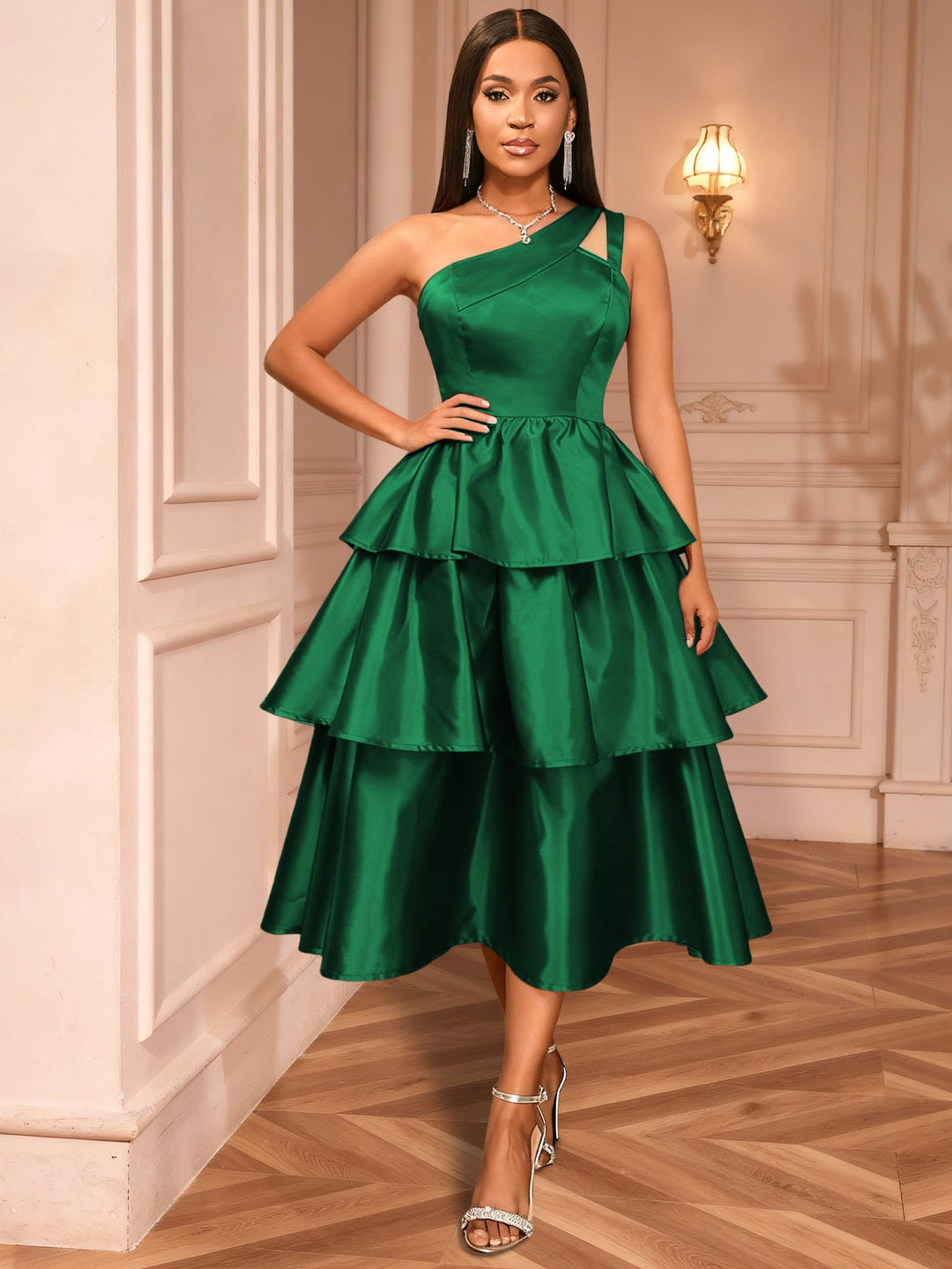 Festliches Damen-Wickelkleid mit langen Ärmeln und luxuriösen Rüschen. Ideal als Abend- oder Ballkleid für Frauen.