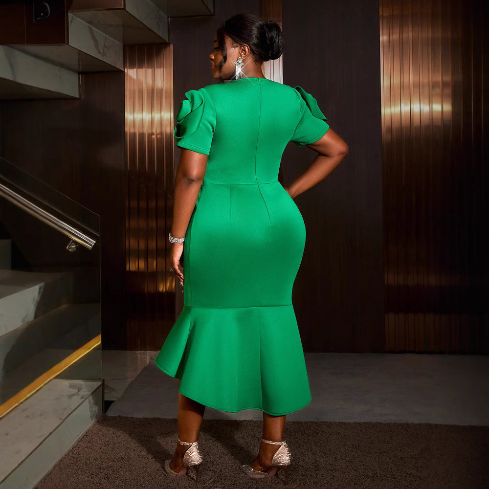 Elegantes grünes Damen-Partykleid, figurbetont geschnitten, mit stilvollen Rüschen und passendem Gürtel für Abendmode.