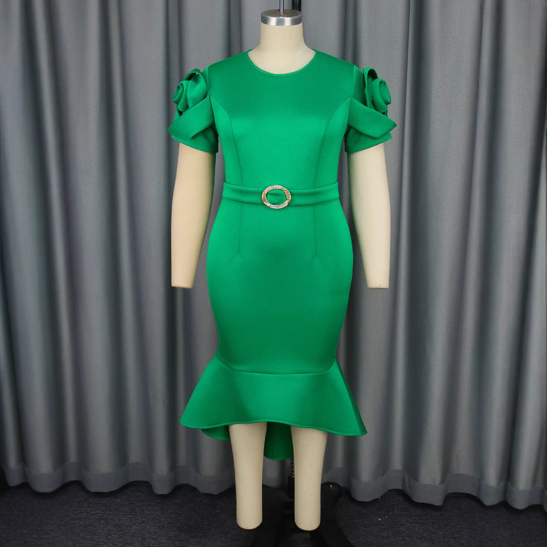 Grünes Gala-Kleid für Damen, enganliegend, mit modischen Rüschendetails & Taillengürtel. Ideal als festliches Rüschenkleid.