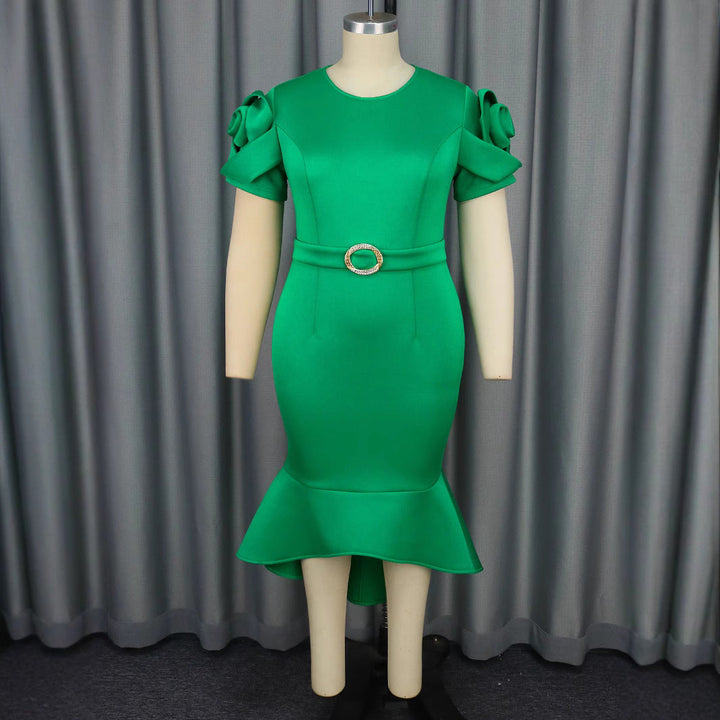 Grünes Gala-Kleid für Damen, enganliegend, mit modischen Rüschendetails & Taillengürtel. Ideal als festliches Rüschenkleid.