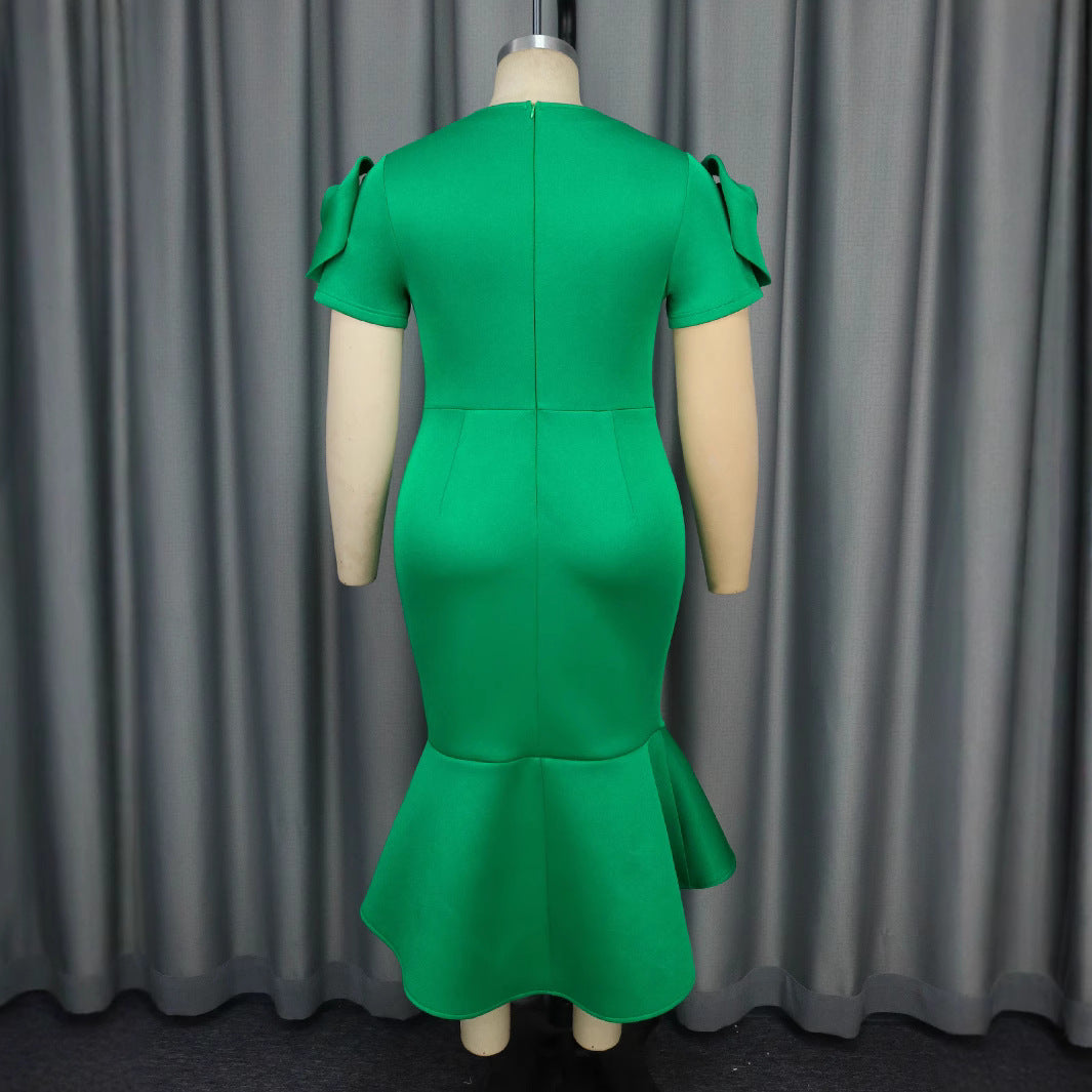 Figurbetontes Damen-Abendkleid in Grün mit raffinierten Rüschen und schickem Gürtel. Perfektes Outfit für besondere Abende.