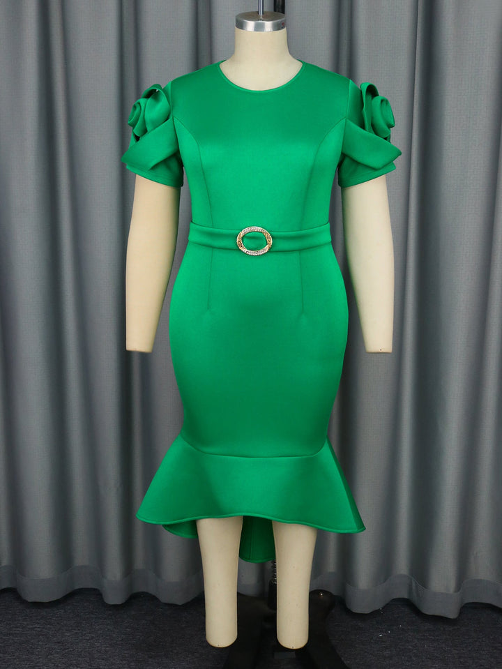 Festliches Damen-Abendkleid, dunkelgrün, mit schmeichelhafter Passform, zarten Rüschen & elegantem Gürtel. Ideal für Feste.