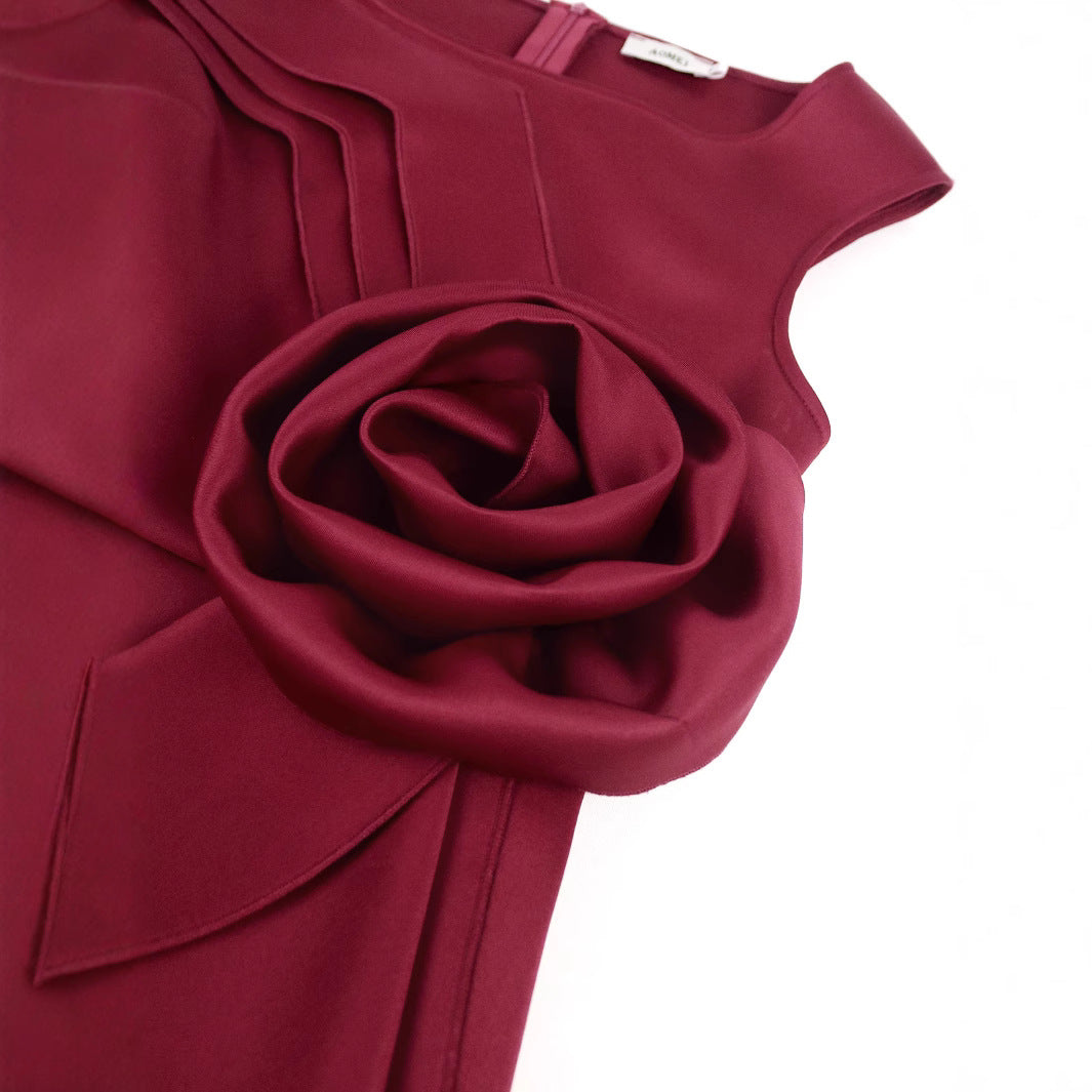 Figurbetontes Damenkleid mit Raffung und eleganter Rüsche, ideal als festliches Abendkleid.