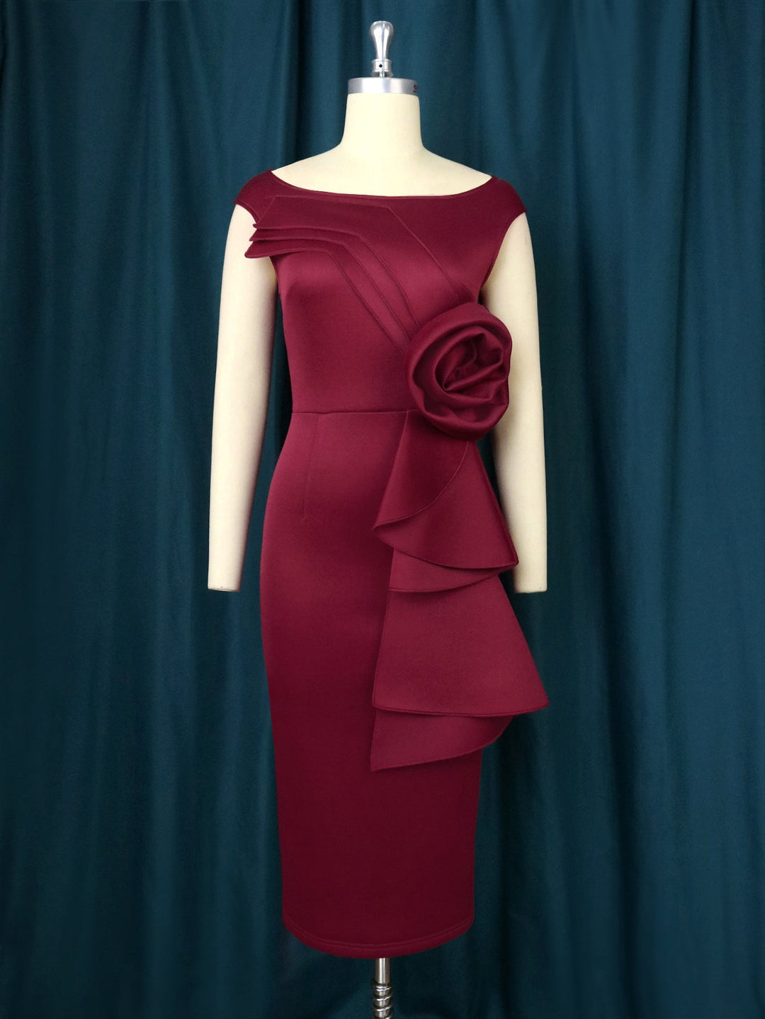 Modernes grünes Abendkleid, figurbetont mit fließender Rüsche, ideal für stilvolle Frauen bei Partys.