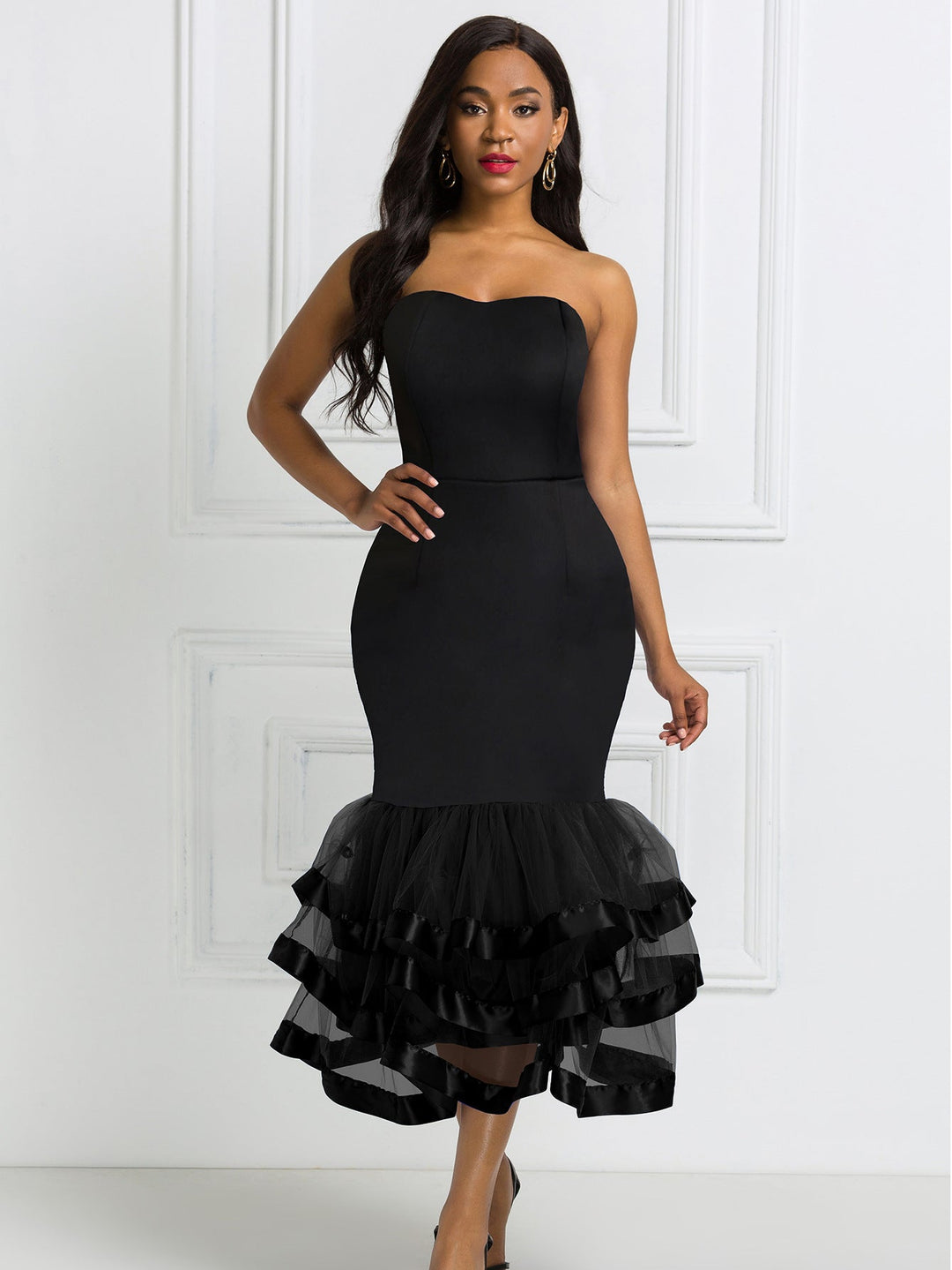 Glamouröses schulterfreies Abendkleid für Damen mit Rüschensaum & figurbetonter Silhouette; für Gala & Party.