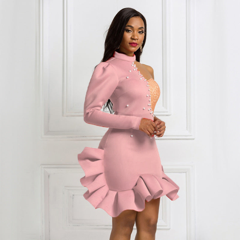 Elegantes Damen Partykleid, figurbetont, mit modischem asymmetrischem Saum & stilvollen Rüschen.