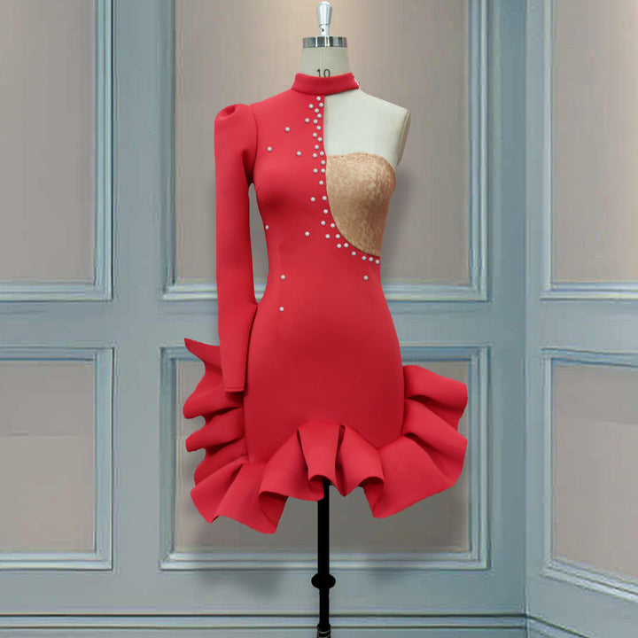 Trendiges figurbetontes Damenkleid mit asymmetrischem Saum und femininen Rüschen-Details.