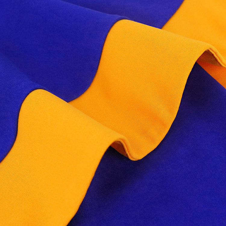 Elegantes blaues Mustermodell, eng anliegend, mit auffälligem geometrischem Design – perfekt für Abendmode.