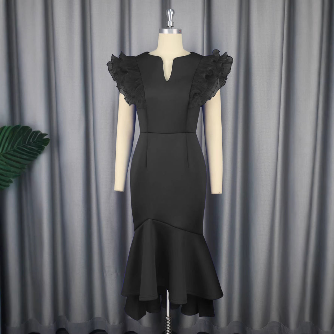 Schickes Abendkleid für Frauen, figurbetont geschnitten, mit auffälligen, voluminösen Rüschenärmeln.