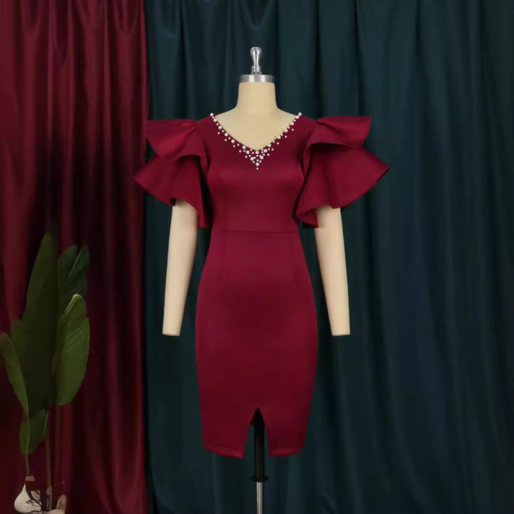 Elegantes Damen Partykleid, Midi-Länge, mit funkelndem Glitzerstoff und dekorativen Rüschen, sehr figurbetont.
