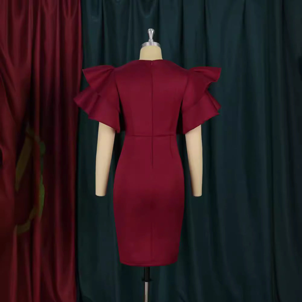 Burgunderrotes, figurbetontes Midi-Kleid für Damen mit glamourösem Glitzer und zarten Rüschen. Perfekt für Partys.