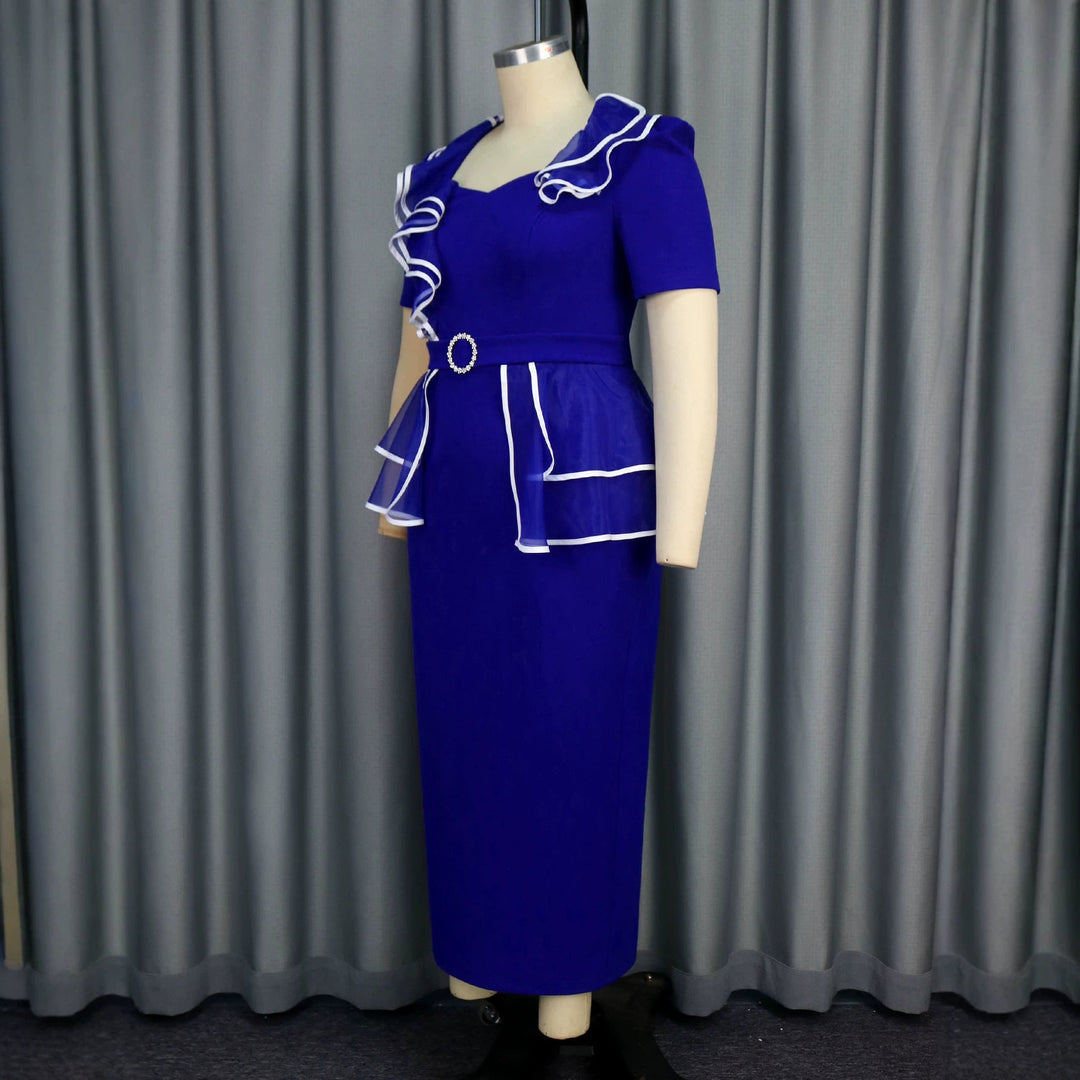 Schickes blaues Damenkleid mit Rüschen und figurbetonter Passform, ein feminines Langarm-Cocktailkleid.