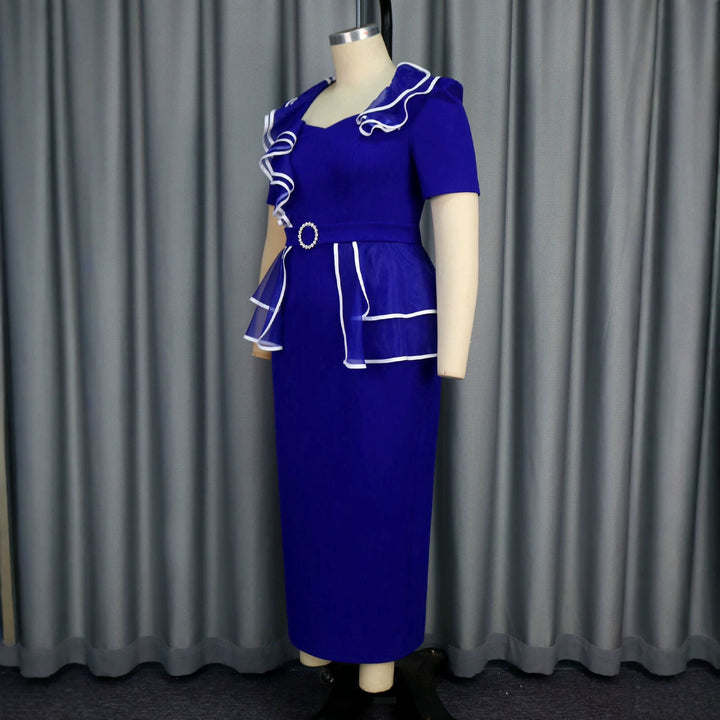 Schickes blaues Damenkleid mit Rüschen und figurbetonter Passform, ein feminines Langarm-Cocktailkleid.