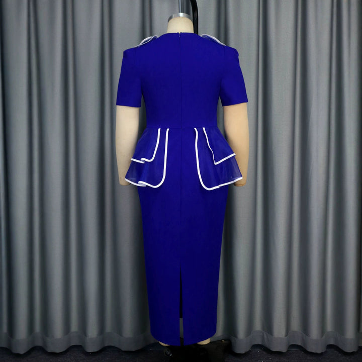 Festliches Langarmkleid in Blau für Damen, mit eleganten Rüschen und schmeichelhafter figurbetonter Silhouette.