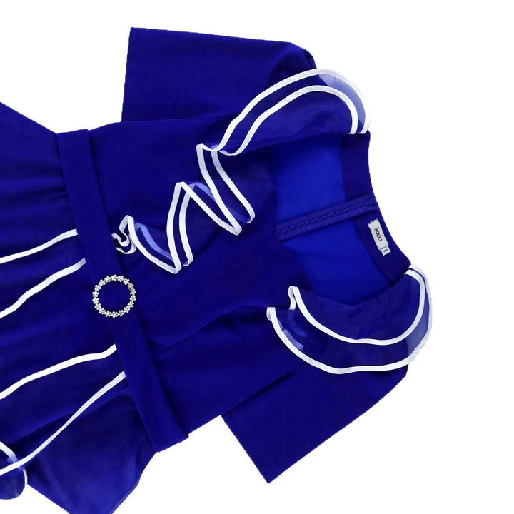 Modernes blaues Partykleid mit langen Ärmeln und Rüschen, figurbetont für einen eleganten Abend-Look.