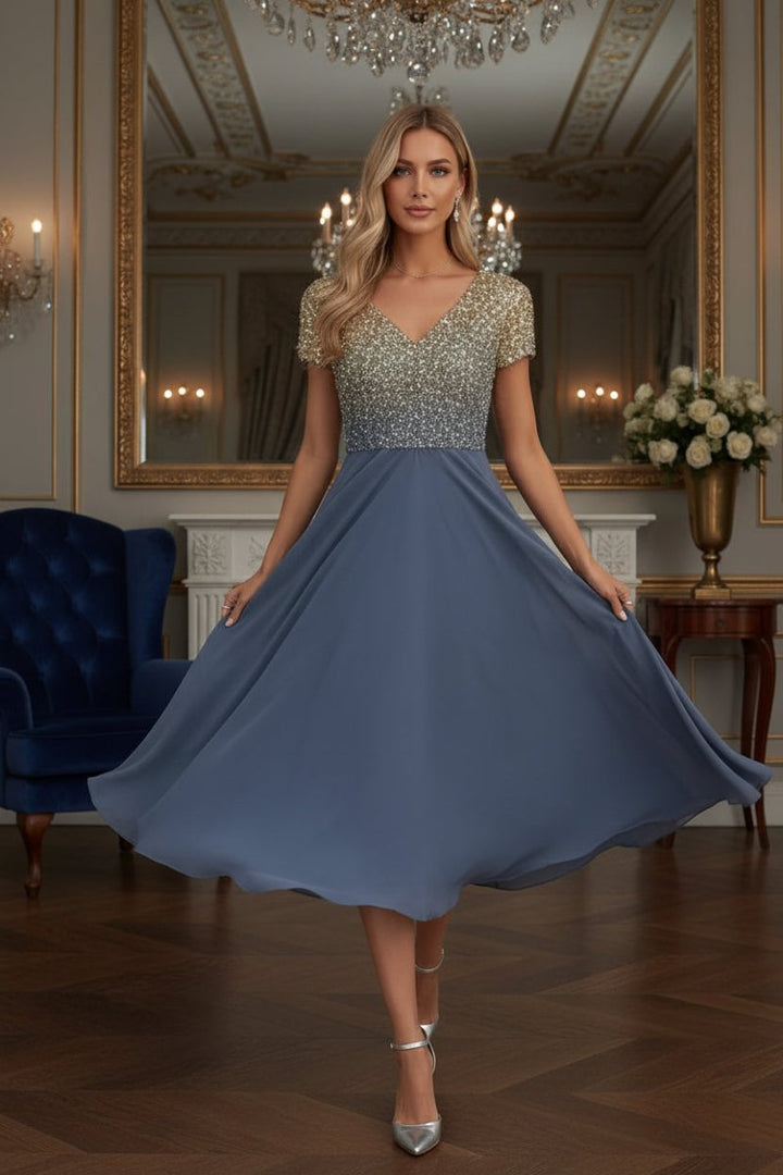 Frauenmode: Festliches Damen Maxikleid, elegant & fließend, mit Blumenmuster für besondere Momente.